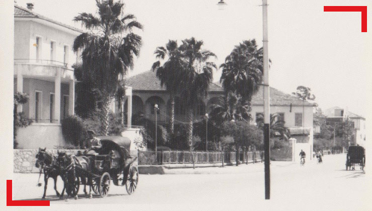 “Eski-Mersin,-1950’ler,-Vali-Konağı-önü,-palmiyeler-ardında-bağdadi-kemerli-geleneksel-ev-örneği”-Ali-Murat-Merzeci-koleksiyonu