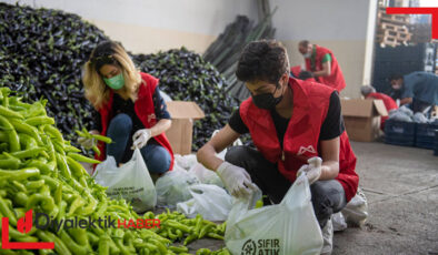 Mersin’de Üreticinin Elinde Kalan Sebzeler Büyükşehir’in Desteğiyle Kapı Kapı Vatandaşlara Dağıtılıyor