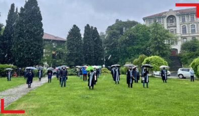 Boğaziçi Üniversitesi akademisyenleri yağmur altında nöbete devam etti