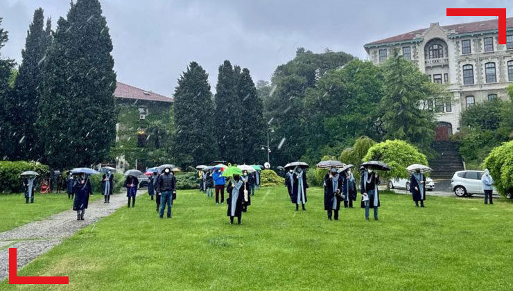 Boğaziçi Üniversitesi akademisyenleri yağmur altında nöbete devam etti