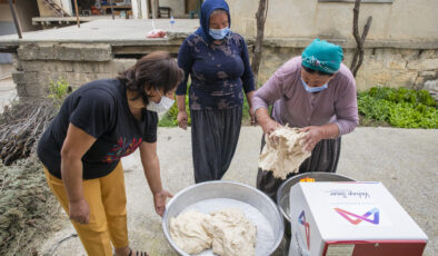 Açık ekmeklerin hamurları, Mersin Büyükşehir’in dağıttığı makinelerde hazırlanıyor