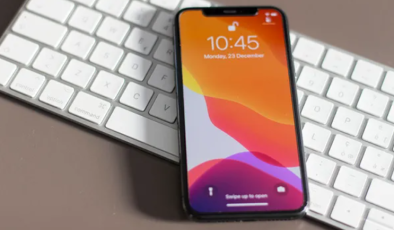 Teknoloji devlerinin hatalarını ortaya çıkarmakla ünlenen genç, Apple’da da ekranı yakan açık buldu