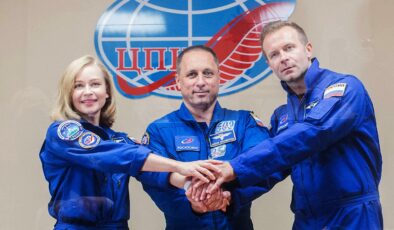Dünyanın ilk uzayda çekilen filmini tamamlayan Rus oyuncu ve film yönetmeni Dünya’ya geri döndü