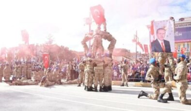 29 Ekim tören alanında askerlerden Erdoğan fotoğraflı kutlama