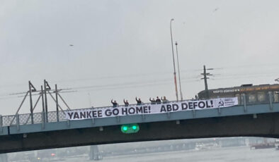 TKH’dan Sarayburnu’na demirleyen ABD savaş gemisine pankartlı tepki: “Yankee Go Home! ABD defol!”