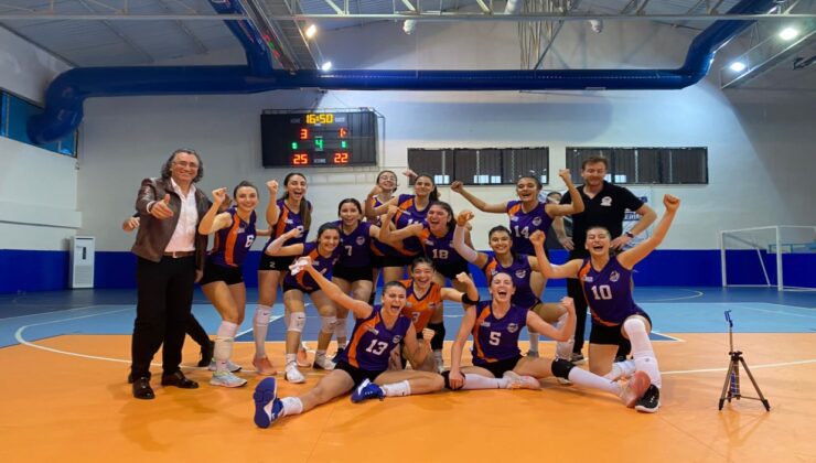 Adana Büyükşehir Kadın Voleybol Takımı namağlup lider