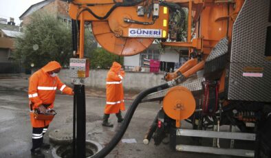 Büyükşehir ASKİ Ekipleri Yoğun Yağışlar Öncesinde Rögarlarda Temizlik Yapıyor