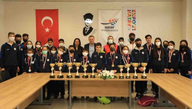 Genç sporculardan atletizme verdiği destekten dolayı HBB Başkanı Doç. Dr. Lütfü Savaş’a teşekkür ziyareti