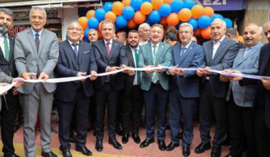 Mersin Büyükşehir Belediyesi Başkanı Vahap Seçer, pazarcı esnafıyla buluştu