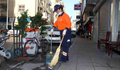 Mersin Büyükşehir Belediyesi’nin kadın temizlik personelleri, vatandaşlardan da esnaftan da takdir topluyor