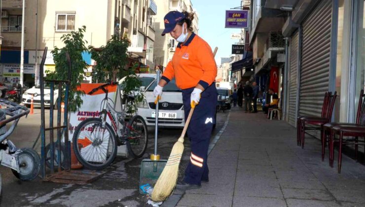 Mersin Büyükşehir Belediyesi’nin kadın temizlik personelleri, vatandaşlardan da esnaftan da takdir topluyor