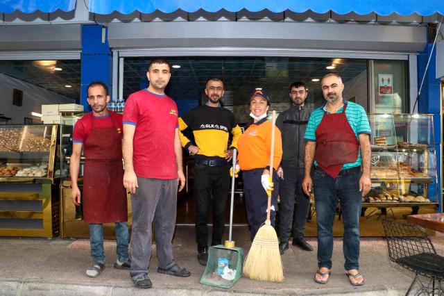 Vatandaşlar, Büyükşehir Belediyesinin kadın temizlik personelinden memnun