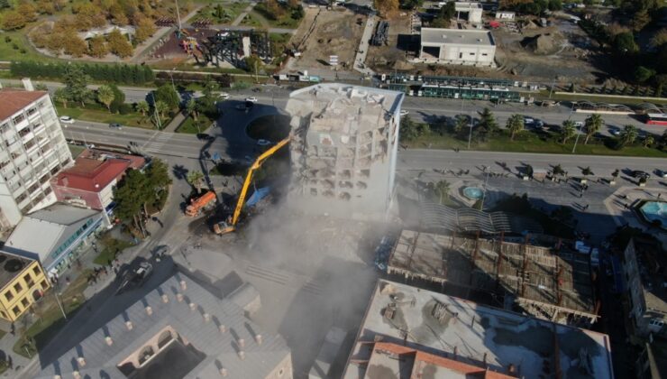 Samsun Saathane Meydanı’nda bulunan 8 katlı binanın yıkımı gerçekleştirildi