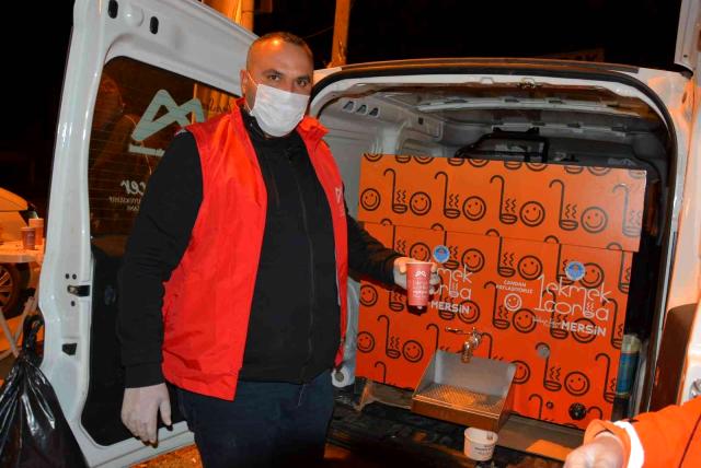 Tarım işçileri güne, belediyenin ikramı sıcak çorbayla başlıyor