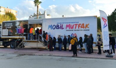 Mersin Büyükşehir Belediyesinin mobil mutfak tırı ilçelerde