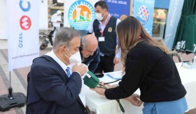 Mezitli Belediyesi, vatandaşlara tansiyon ve şeker ölçümü yaptı