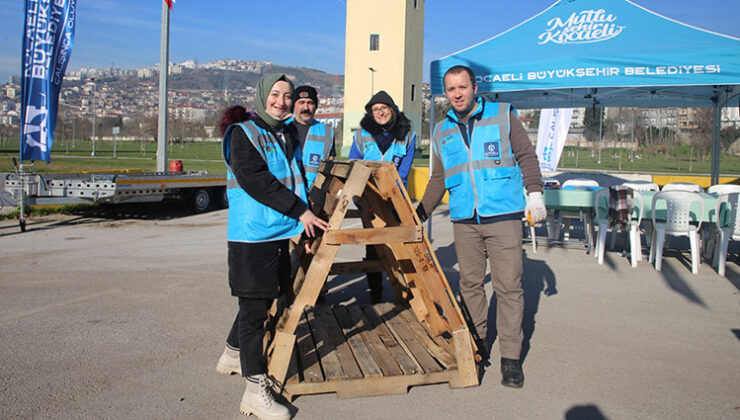 Kocaeli’de atık ahşap paletler kulübeye dönüşüyor