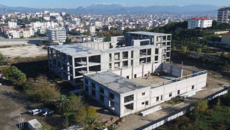 Serik Kültür Merkezi bünyesindeki düğün salonunda beton imalatı bitti