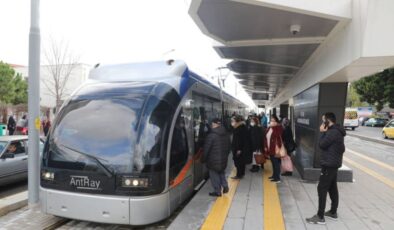Antalya’da raylı sistem toplu taşımada yeni tercih oldu