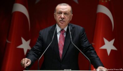 Erdoğan: Savunma sanayiinde çıtayı yukarı çıkararak, ülkemizi geleceğin harp ortamına hazırlıyoruz