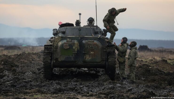 ABD’li yetkililer: Rusya, Ukrayna sınırındaki askerlere kan sevkiyatı yapmaya başladı