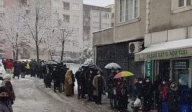 Bursa’da soğuk ve karlı havaya rağmen ucuz ekmek kuyruğu görüntülendi