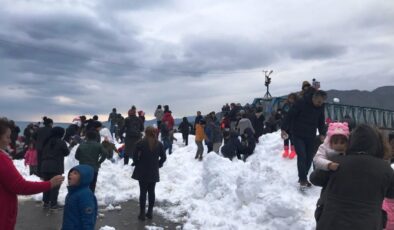 Mersin Büyükşehir Belediyesinden Bozyazılı çocuklara kar sürprizi