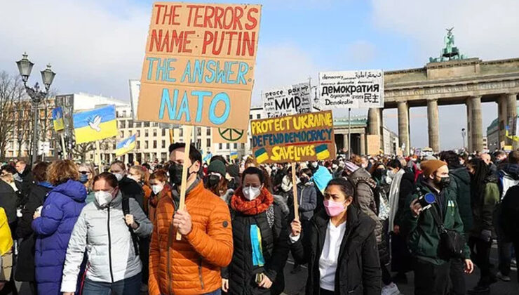 Berlin’de büyük protesto: 100 bin kişiden Rusya’ya karşı ‘Savaşı durdurun’ çağrısı￼