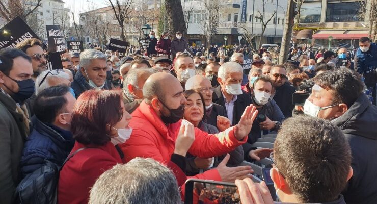 Polis, elektrik ve doğal gaz zammını protesto için yürümek isteyen Eskişehirlilere izin vermedi