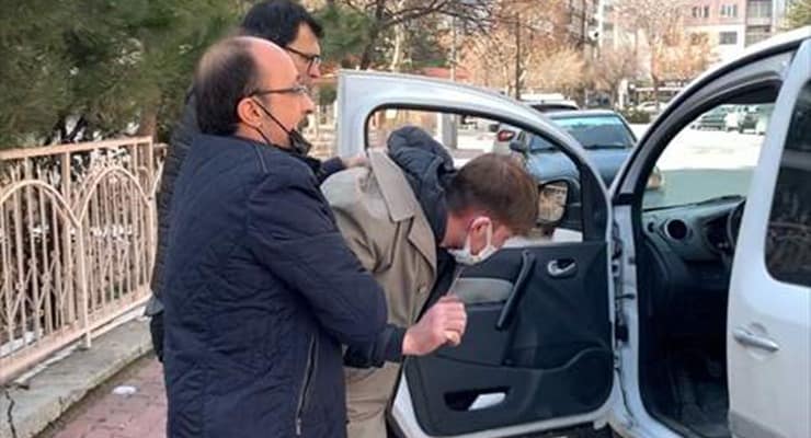 Önce gasp ettiği otomobille polisten kaçarken kaza yaptı; sonra da çarptığı aracı alıp gitti