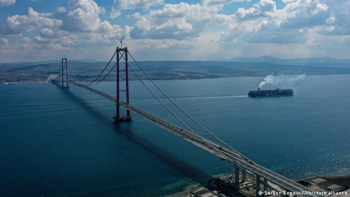 1915 Çanakkale Köprüsü’nün açılmasının ardından boğaz hattındaki feribot seferleri azaltıldı, muhalefet tepki gösterdi