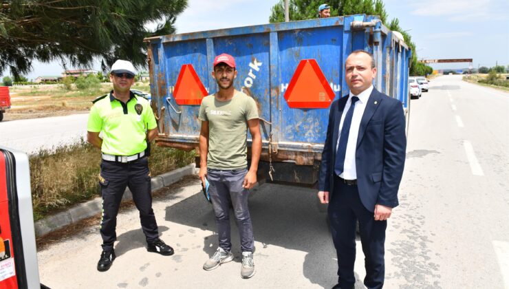 Balıkesir Büyükşehir, Traktör Kazalarının Önüne Geçmek İçin Reflektör Dağıtıyor