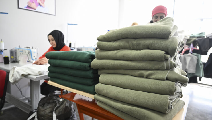 <strong>MERCEK’TE DİKİŞ YAPMAYI ÖĞRENEN ELLER, ŞİMDİ DEPREMZEDELER İÇİN ÜRETİYOR</strong>