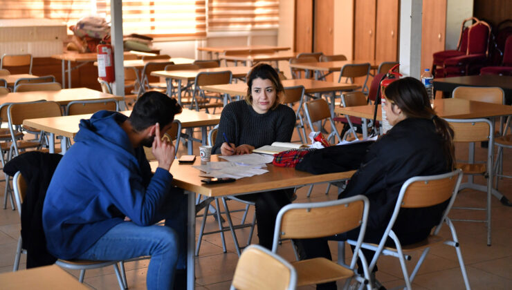 <strong>MERSİN BÜYÜKŞEHİR, DEPREMZEDELERE PSİKOLOJİK İLK YARDIMDA BULUNUYOR</strong>