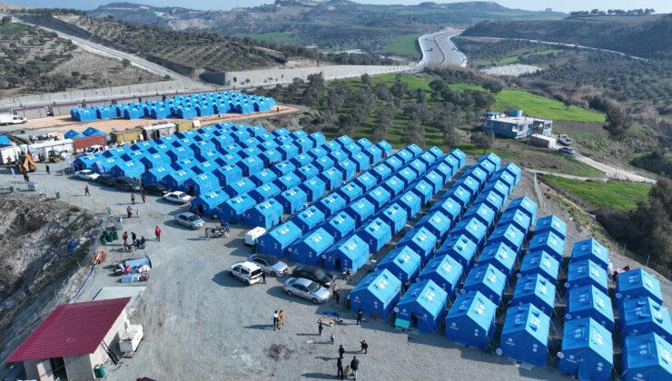 <strong>MERSİN BÜYÜKŞEHİR’İN DAYANIŞMA RUHU HATAY’DA YARALARI SARIYOR</strong>
