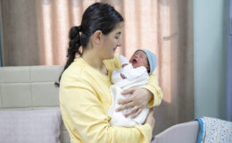 <strong>DEPREM BÖLGESİNDEN GELEN AİLE, BEBEKLERİNİ MERSİN’DE DÜNYAYA GETİRDİ</strong>