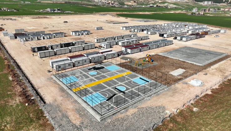 MERSİN BÜYÜKŞEHİR’İN ADIYAMAN’DAKİ KONTEYNER KENTİNE GÖNÜLLÜ ELİ DEĞDİ