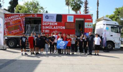 Antalya’da öğrencilere deprem simülasyon tırında eğitim