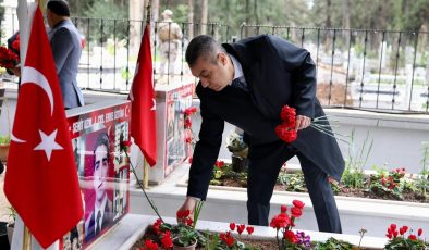 MERSİN VALİSİ ATİLLA TOROS, MERSİN ŞEHİTLİĞİ’NDE AZİZ ŞEHİTLERİMİZİ KABİRLERİ BAŞINDA ZİYARET ETTİ