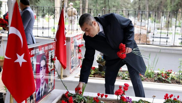 MERSİN VALİSİ ATİLLA TOROS, MERSİN ŞEHİTLİĞİ’NDE AZİZ ŞEHİTLERİMİZİ KABİRLERİ BAŞINDA ZİYARET ETTİ