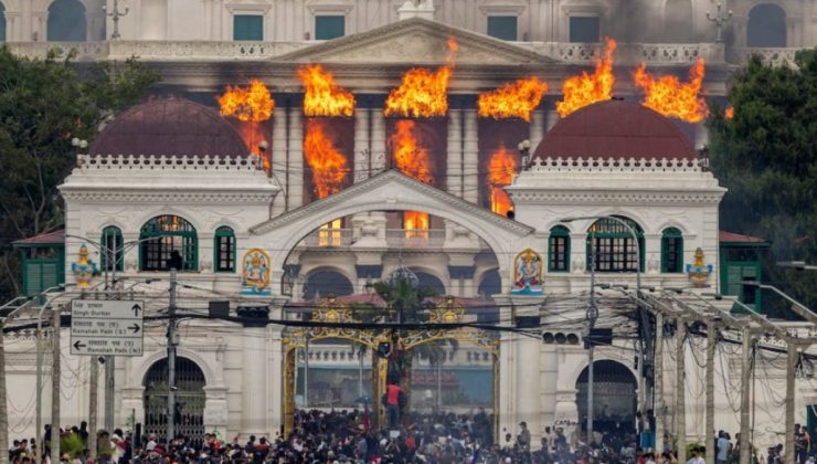 Nepal’de seçimleri kazanan 35 yaşındaki “Balen” yemin ederek başbakan oldu