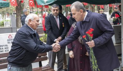 Başkan Seçer, Bayram Arifesinde Şehitliği Ziyaret Etti ve Kent Protokolü ile Bayramlaştı