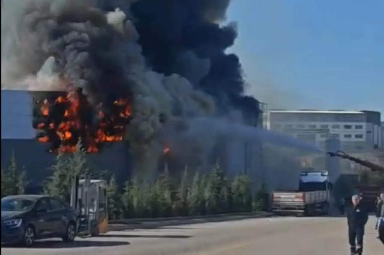 Ankara’da boya fabrikasında yangın: İşçiler tahliye edildi