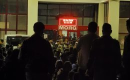 Okul saldırısı sonrası aileler, geceyi hastane morgunun kapısında geçirdi