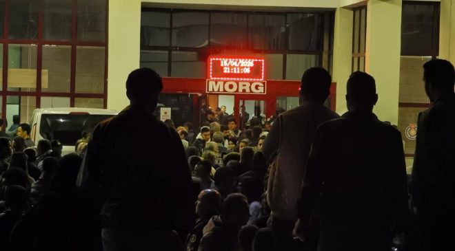 Okul saldırısı sonrası aileler, geceyi hastane morgunun kapısında geçirdi