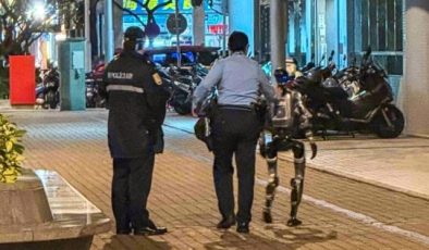 Çin’de İlginç Anlar: İnsanları Rahatsız Eden Robot Gözaltına Alındı