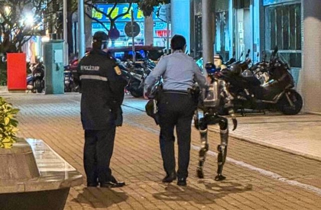 Çin’de İlginç Anlar: İnsanları Rahatsız Eden Robot Gözaltına Alındı