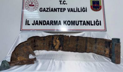 Altın İşlemeli ve Piton Derili Kitap Gündem Oldu: Yetkililer Harekete Geçti