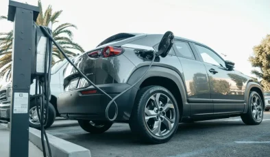 Savaş ve yakıt fiyatları elektrikli araç satışlarını tetikledi: Çin ve ABD’de düşüş, Avrupa’da artış