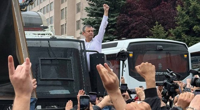 Özel yarın İzmir’e gidiyor: CHP’den Cumhuriyet Meydanı’na çağrı
